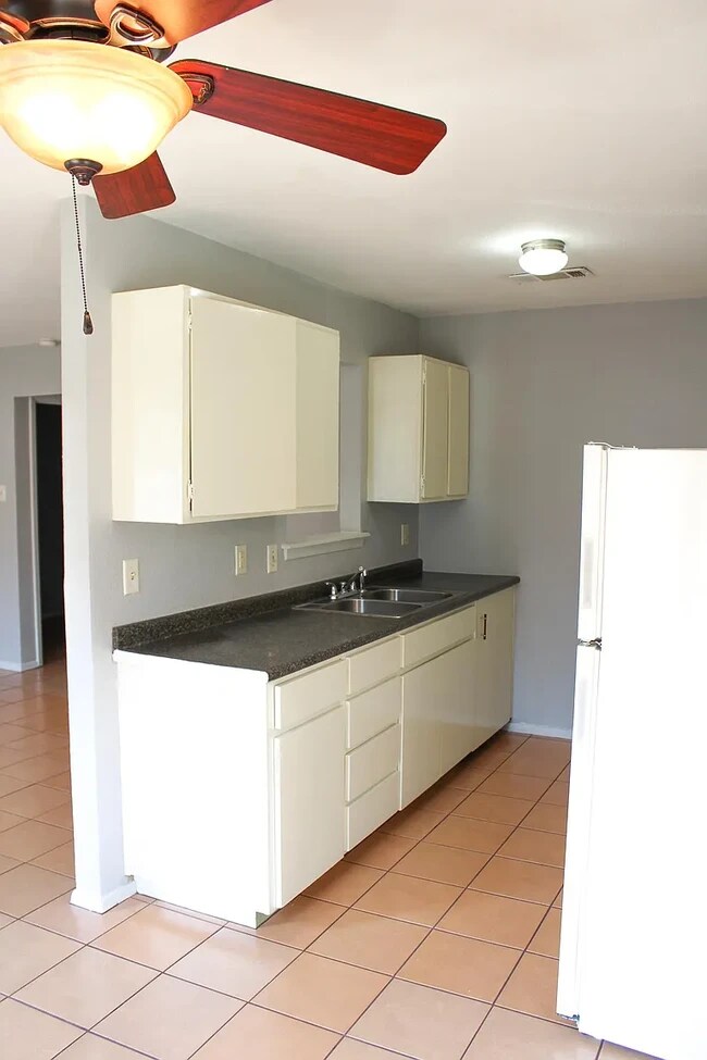 Foto del edificio - 1003 E Burleson St