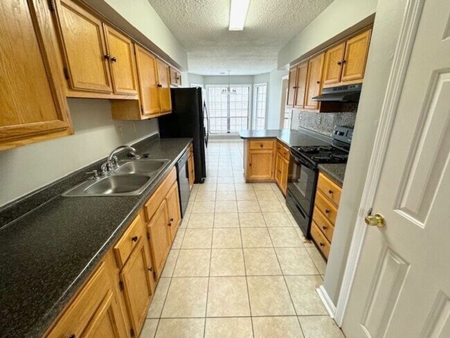 Foto del edificio - Spacious 3 Bedroom 2 Bath Available Now!