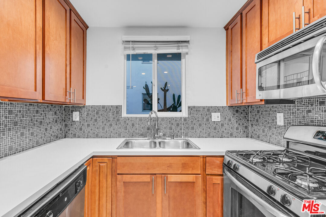 Foto principal - 1837 N La Brea Ave