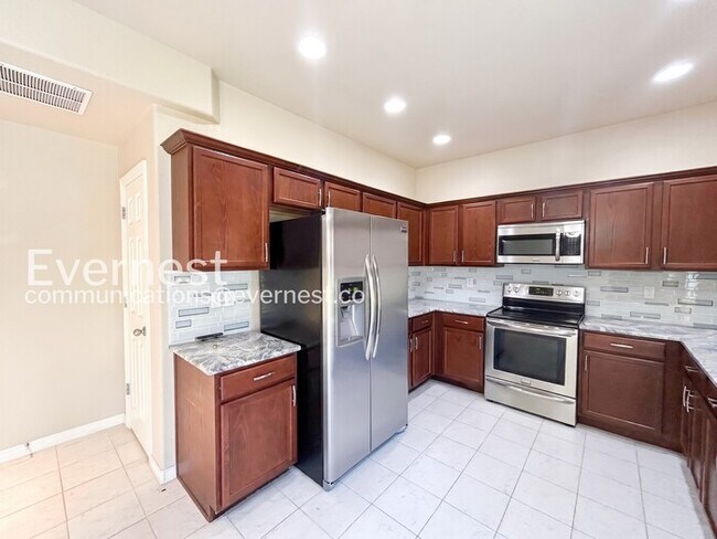 Building Photo - 3 Bed/2.5 Bath Home with Modern Amenities / Available Now!