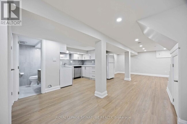 Building Photo - 24 Glenshaw Crescent