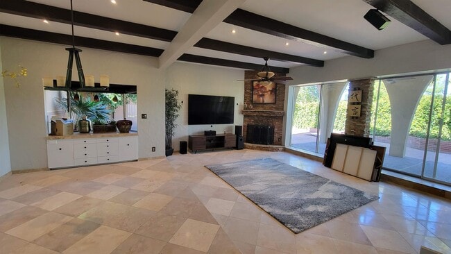 Photo - 1542 E Solano Dr House