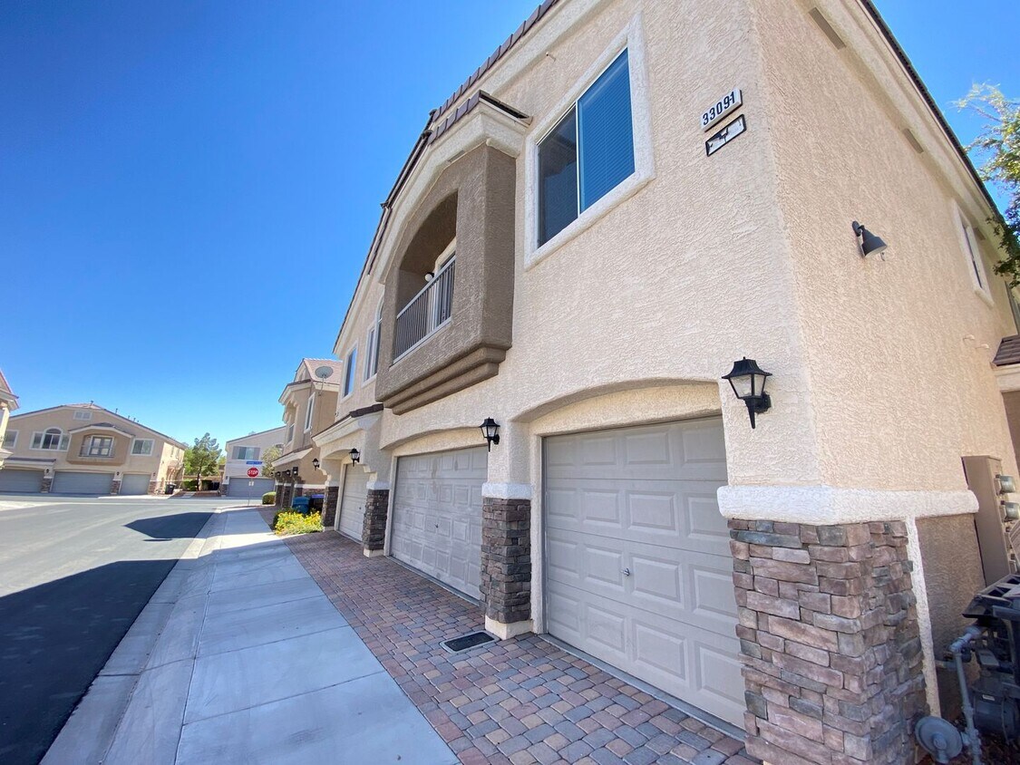 Primary Photo - *BEAUTIFUL 2 BEDROOM 2 BATH UNIT WITH ATTA...