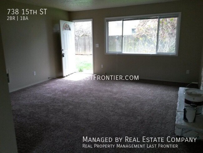 Building Photo - Ranch Style Duplex with brand new carpet w...