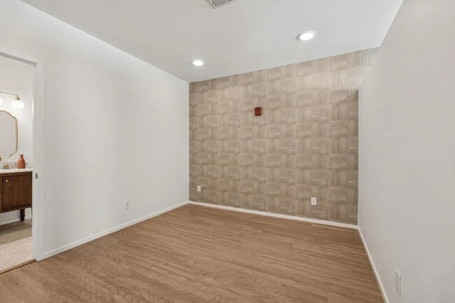 Building Photo - 806 Olympic St