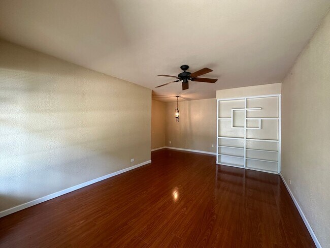 Building Photo - 2-BEDROOM DUPLEX IN WILSHIRE TERRACE