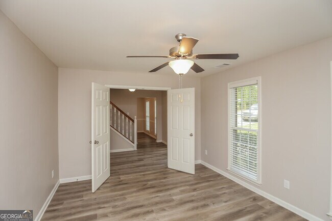 Foto del edificio - 1183 Crestbrook Dr