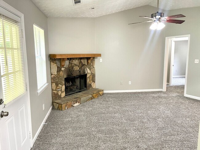 Foto del edificio - Welcome to this charming 3-bedroom, 2-bath...