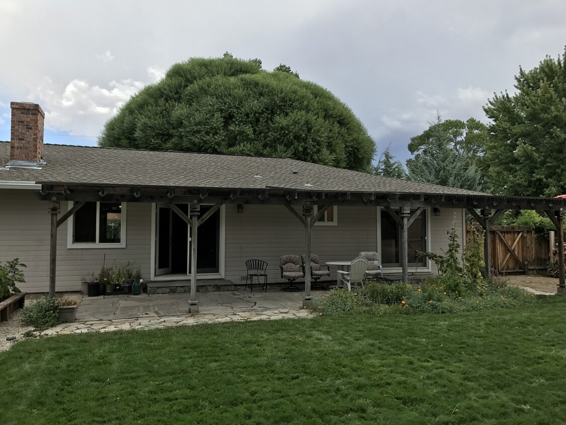 Primary Photo - 3/2.5/2 Charming home in Minden!