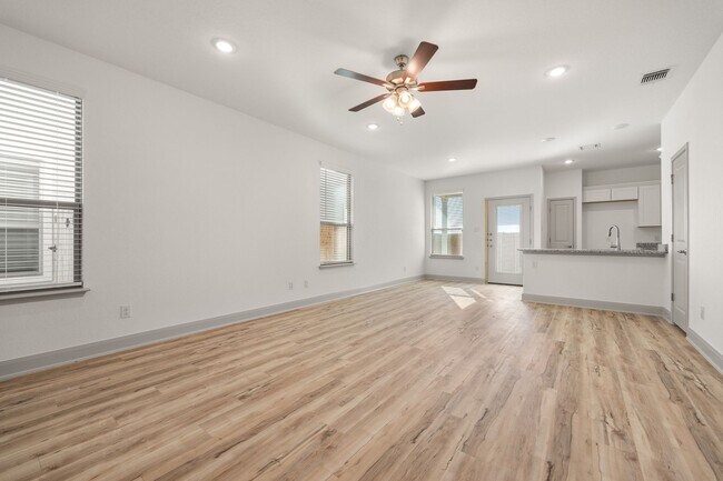 Foto del edificio - Brand New Duplex, Gated Community!!!