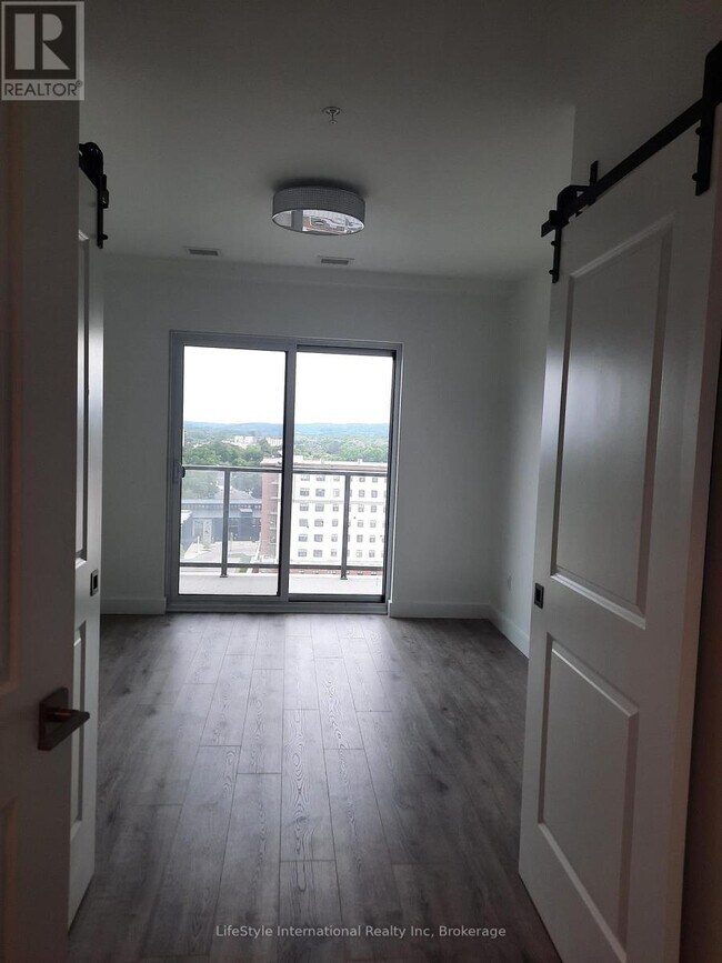 Photo du bâtiment - 50 Grand Ave S