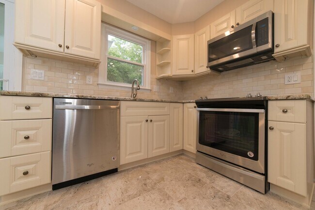 Foto del edificio - Rose Tree Media SD! Large yard, finished basement, attached garage, electric fireplace and comple...