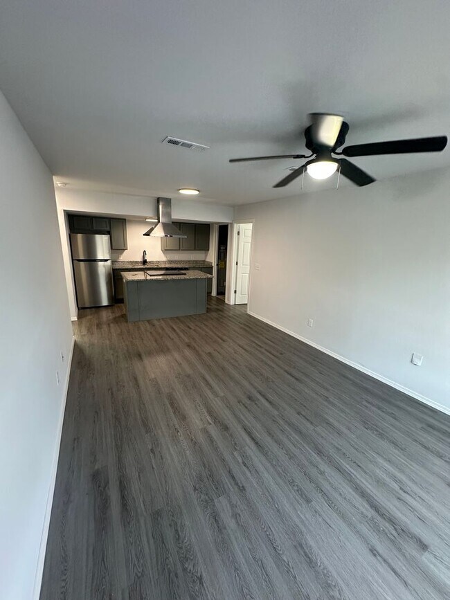 Foto del edificio - 1203 Backus Ave