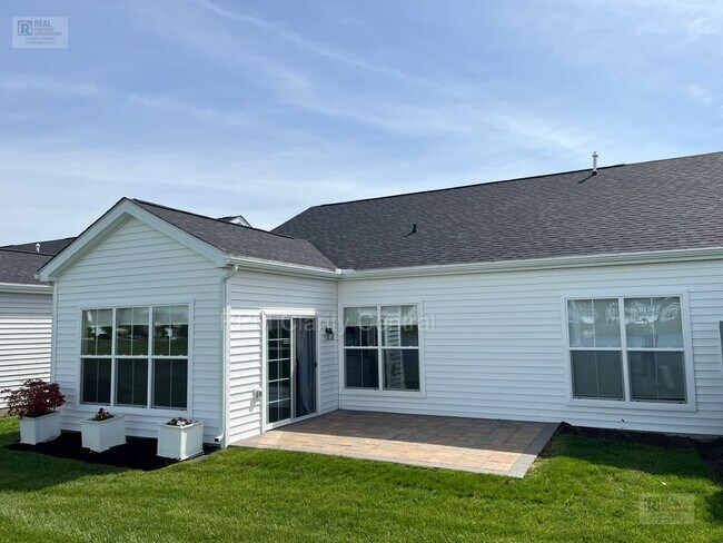 Foto del edificio - Beautiful 3BR Home with Pond Views, Modern Finishes & Low-Maintenance Living
