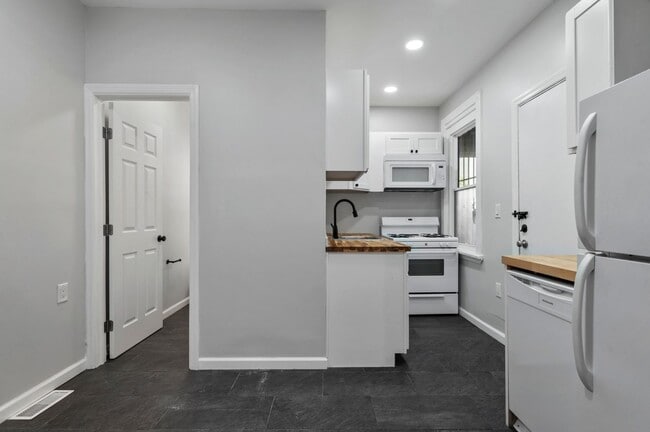 Building Photo - 346 39th St