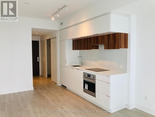 Building Photo - 185 Roehampton Ave