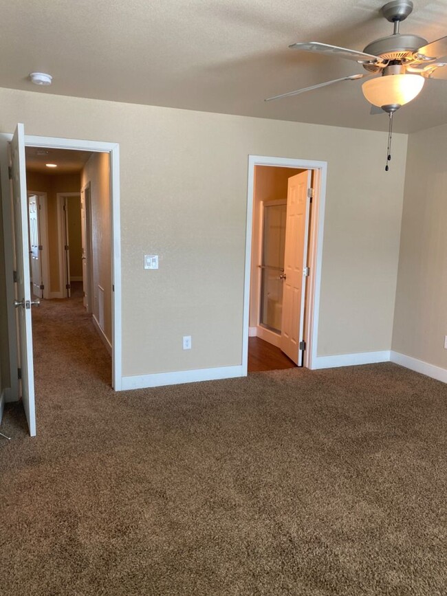 Building Photo - NEWER RENTAL AVAILABLE June 2025-3bed/3.5b...
