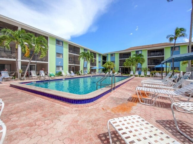 Foto del edificio - 7785 Estero Blvd