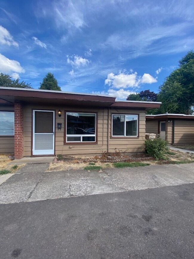 Building Photo - Newly Remodeled 1 Bedroom Apartment!