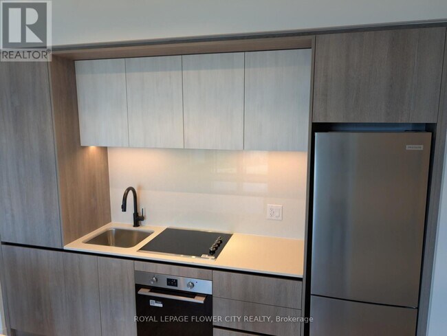 Photo du bâtiment - 2495 Eglinton Ave W