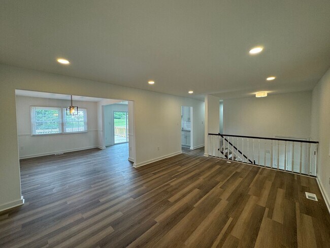 Foto del edificio - Spacious 5 Bed 3 Bath Home Walking Distanc...