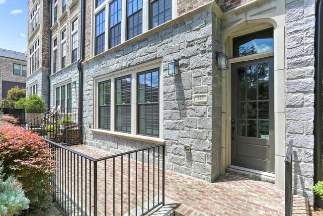 Building Photo - 226 Devin Pl N E