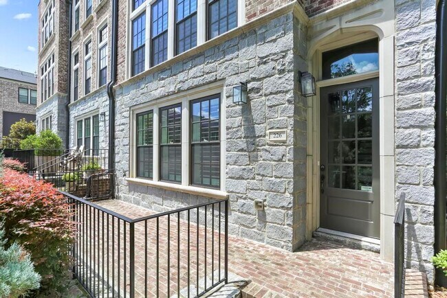 Foto del edificio - 226 Devin Pl N E