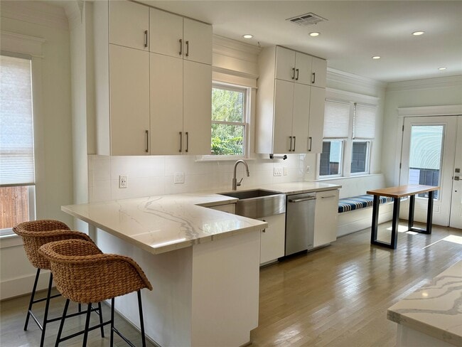 Building Photo - 804 Omar St