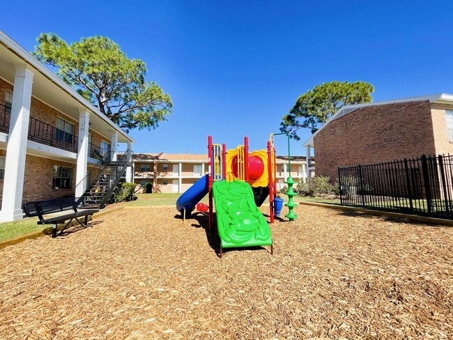 Building Photo - Colony House