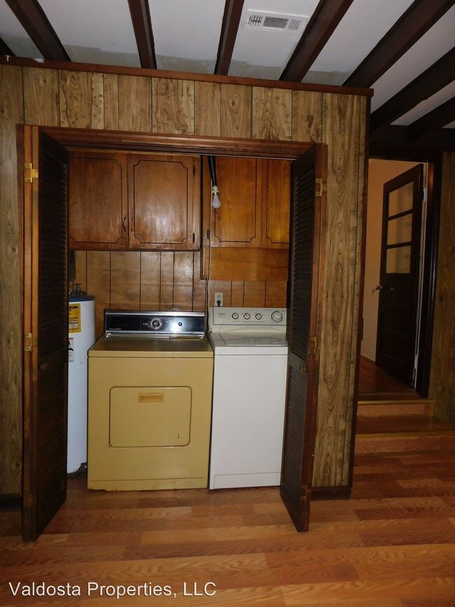 Building Photo - 4 br, 2 bath House - 1404 Lake Park Road