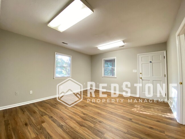 Building Photo - 2 Bedroom, 1 Bath - House