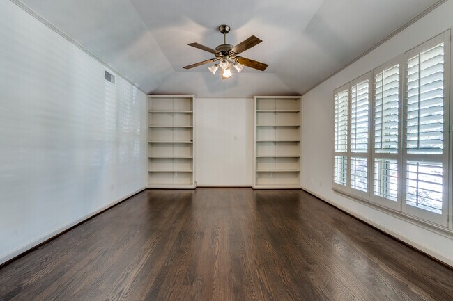 Foto del edificio - 8629 Edgemere Rd
