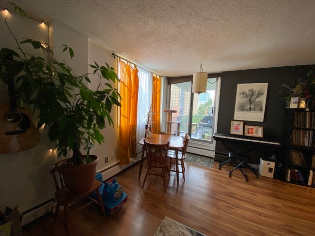Building Photo - 715 15 Av SW