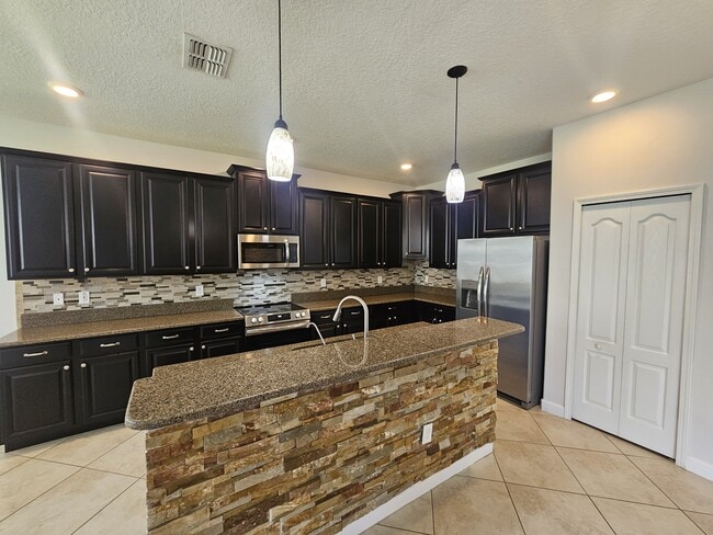 Building Photo - 2718 Atherton Dr