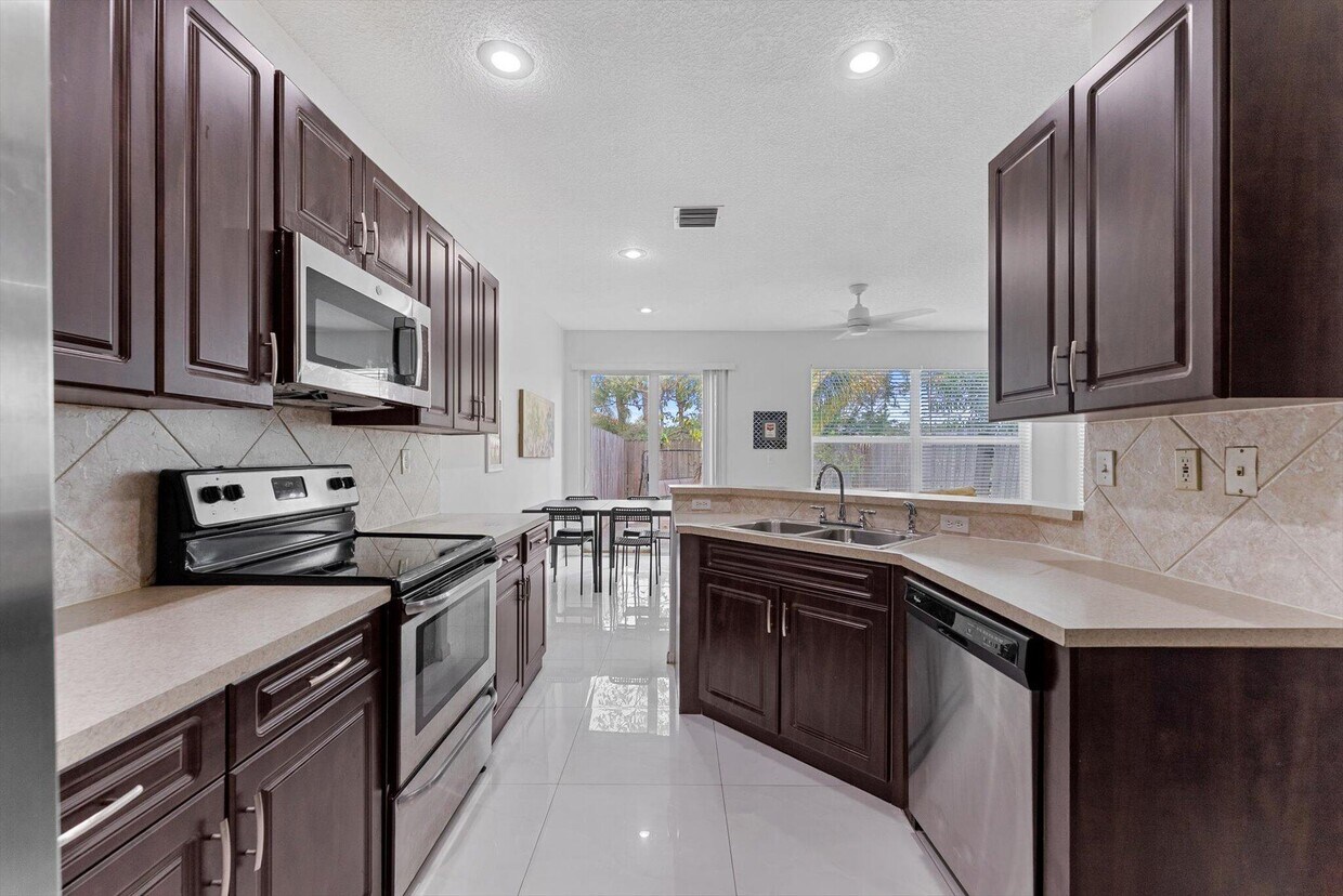 Foto principal - 6289 Crescent Lake Way