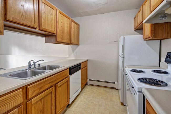 The Greenbriar Apartments - Kitchen - The Greenbriar