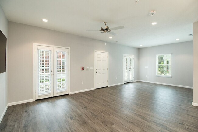 Building Photo - Luxury 6 Bedroom House - Walk to UF & Soro...