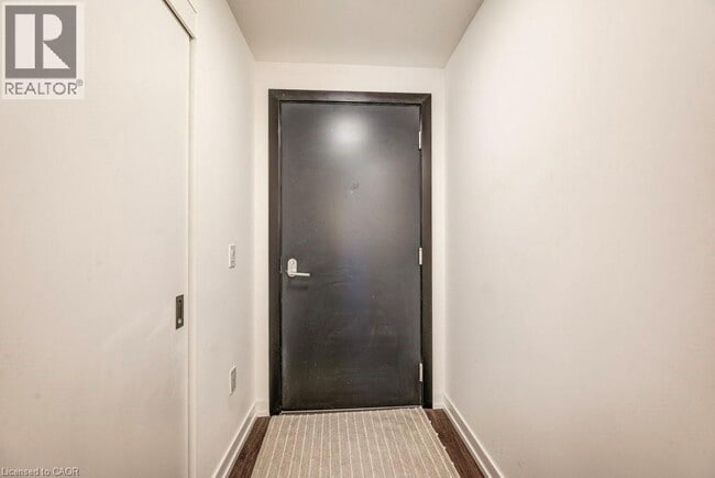 Building Photo - 15 Wellington St S