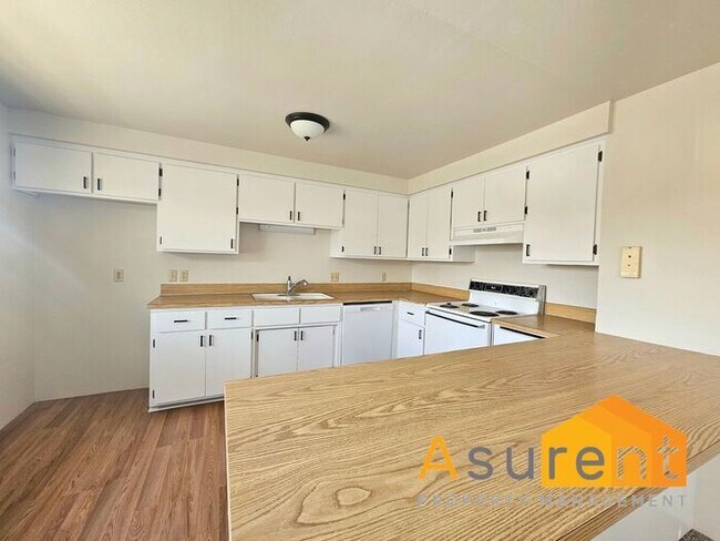 Foto del edificio - MOVE IN SPECIAL: $500 OFF on First Full Months Rent! Charming 2-Bedroom 4-plex in Prime Ashland L...