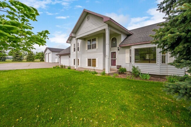 Foto del edificio - 5 acres, partially fenced, 40x50 shop, 5 b...