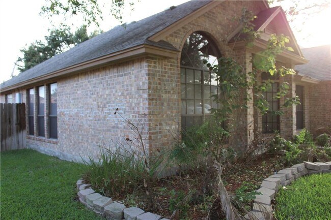 Building Photo - 14936 Sandy Creek Ct