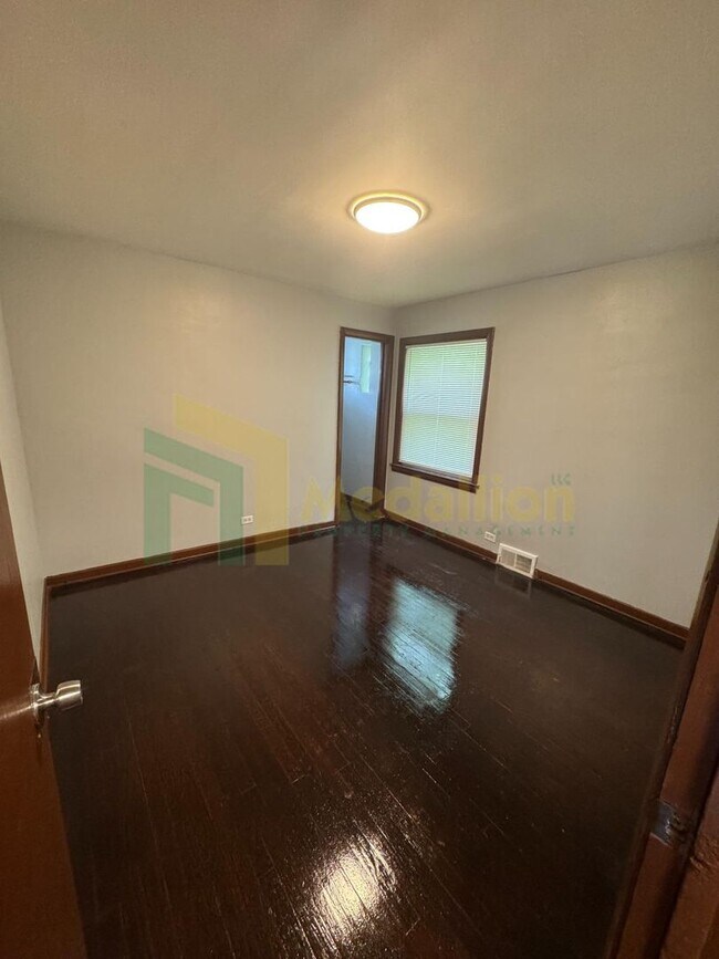 Foto del edificio - Brick Bungalow 4 bed 2 bath + Bonus area i...