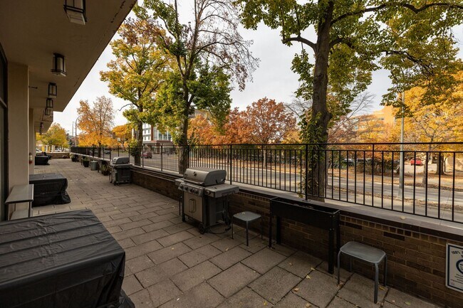 Foto del edificio - Unbeatable Views, Ample Amenities, 2 Bed 1...