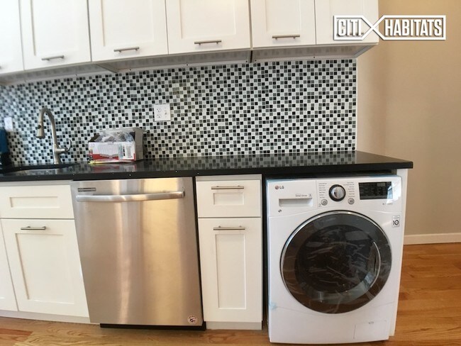 Building Photo - 723 E 5th St