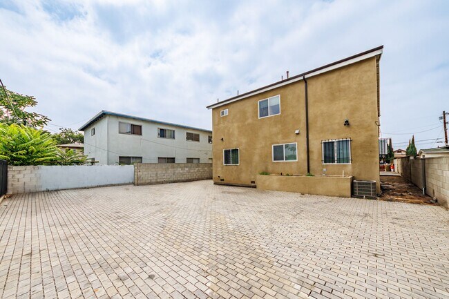 Building Photo - Spacious 4-Bedroom, 3-Bath Home – Modern U...