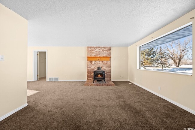 Building Photo - Beautiful home in Eden with amazing views from covered deck and 4 car garage