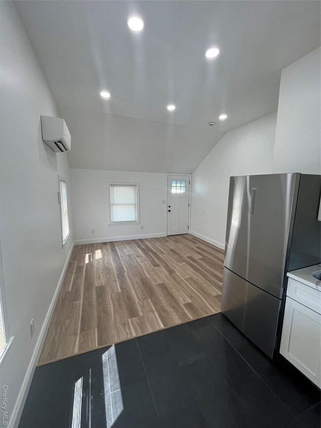 Building Photo - 210 E Lakewood St