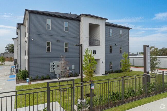 Building Photo - Allum At South Post Oak