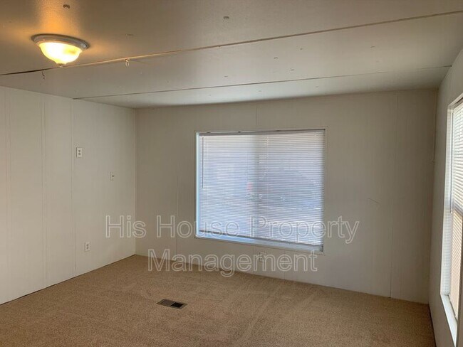 Building Photo - 1212 Butte Rd