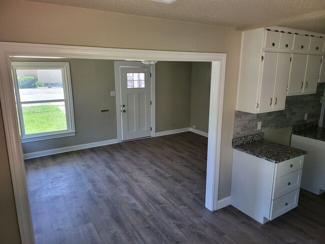 Building Photo - 2/1 Home in Convenient West Sherman Location